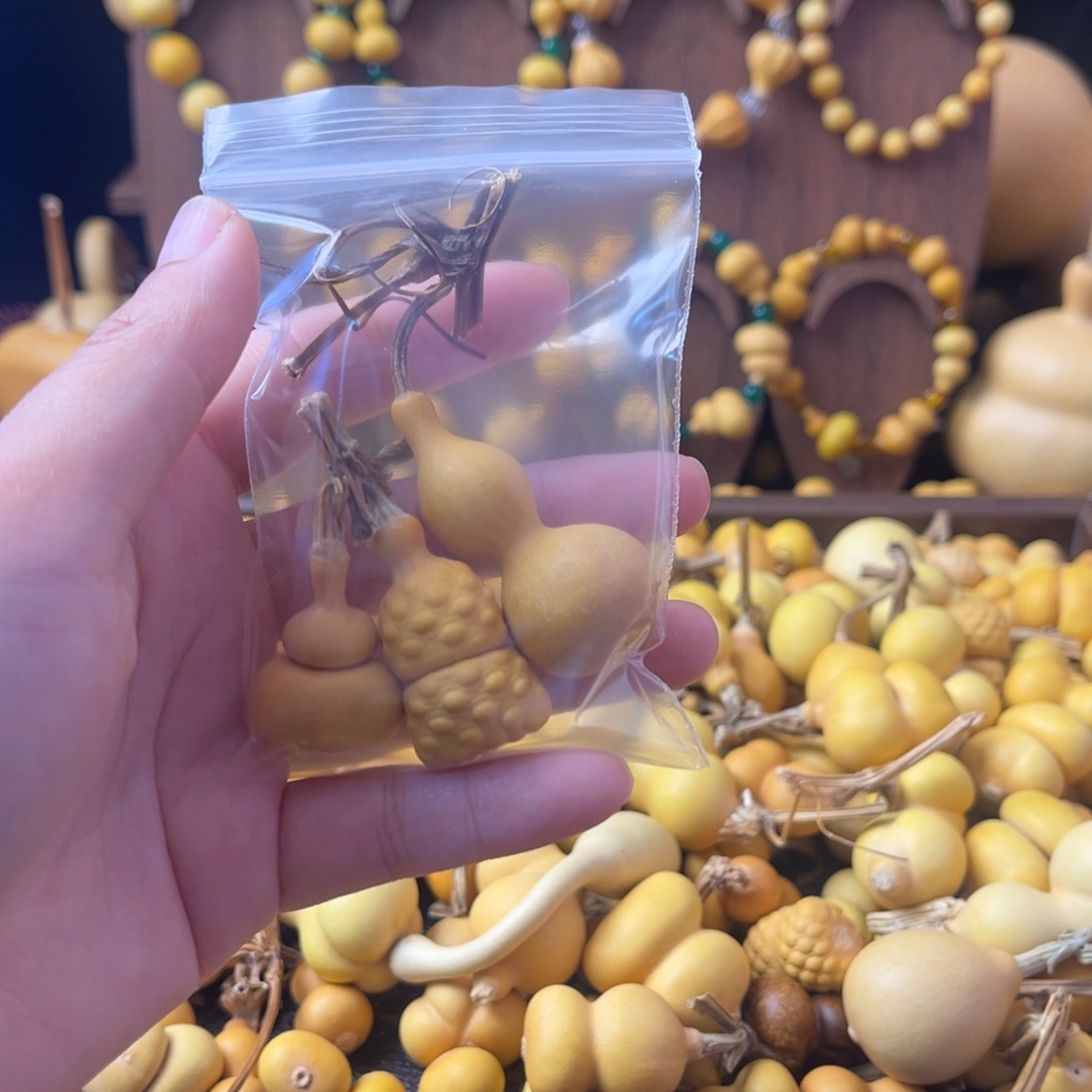 高****始一颗小钱袋和菠萝包单品