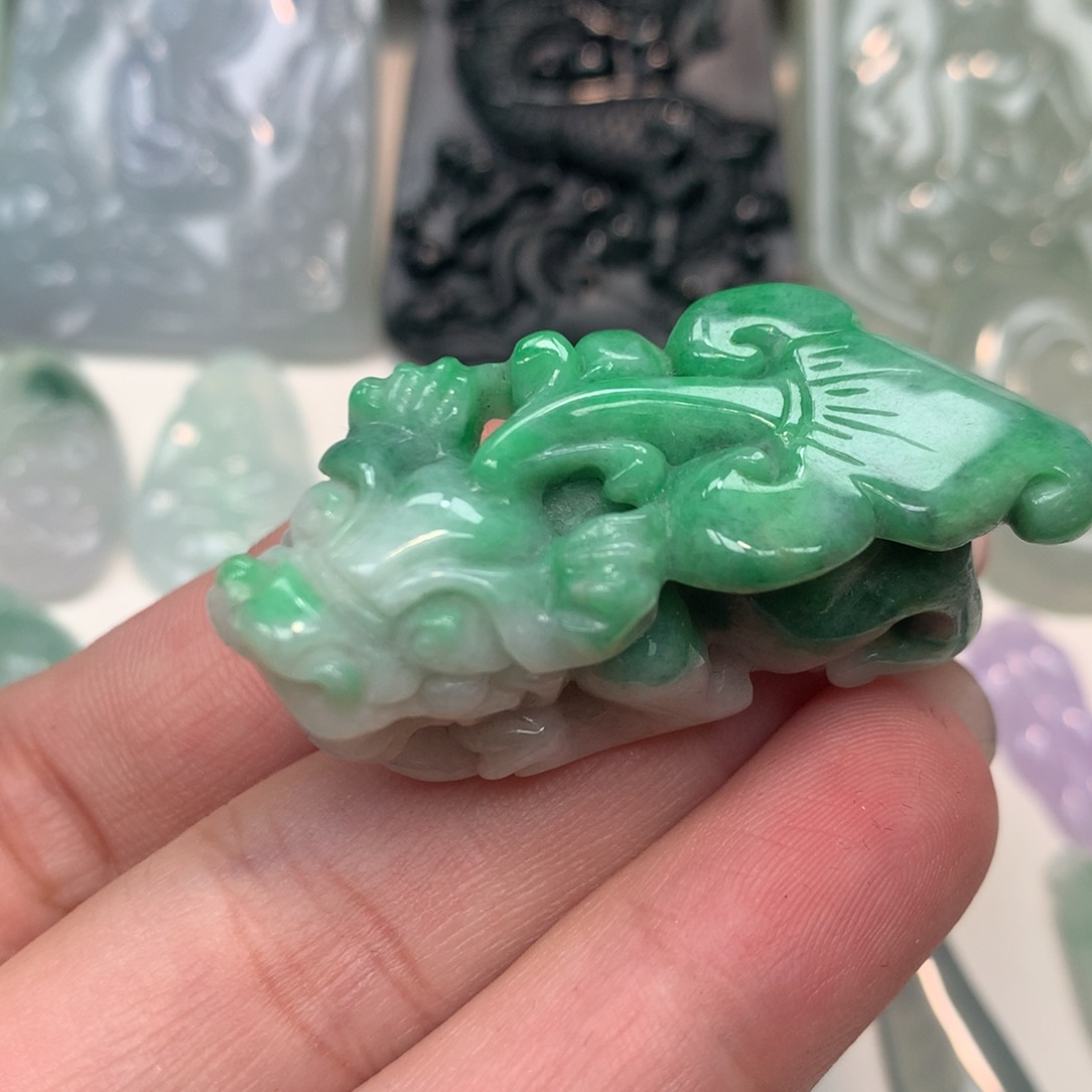 翡翠未镶嵌颈饰貔貅