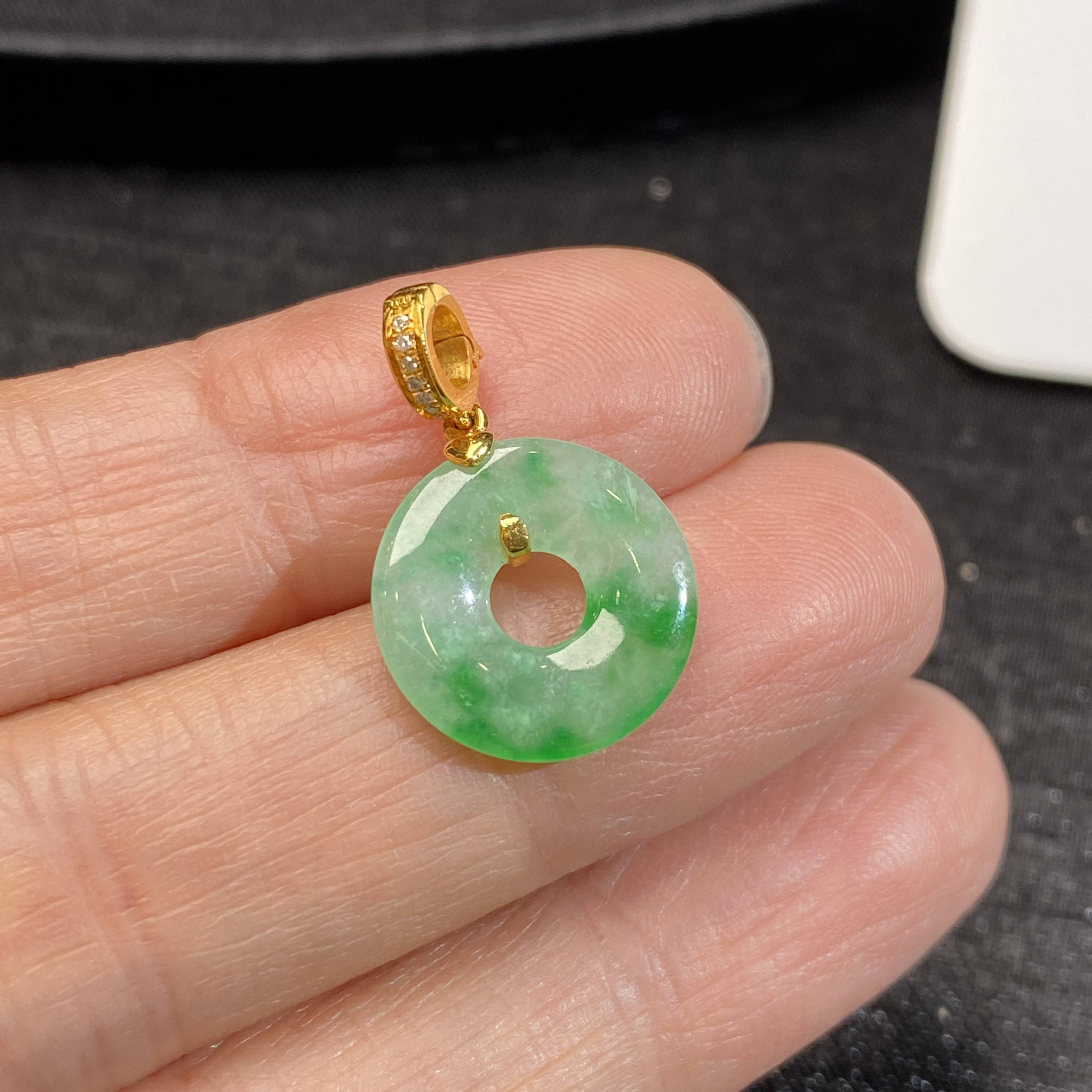 18k镶钻冰飘绿平安扣翡翠吊坠万能扣头种老色好 冰透水润上身精致