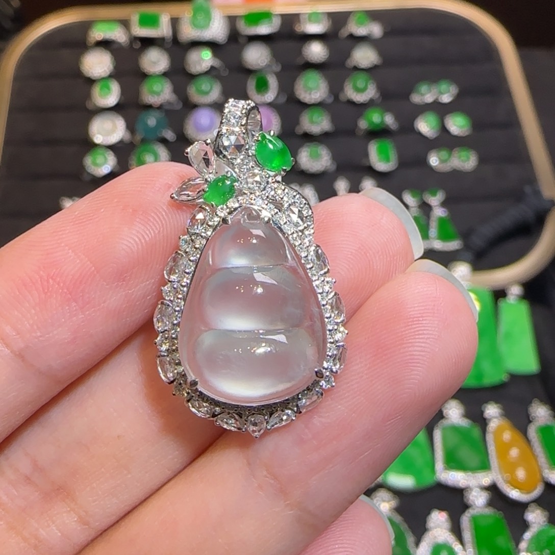 翡翠18K金镶嵌颈饰吊坠