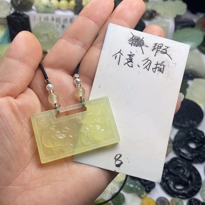 蛇纹石玉颈饰合金