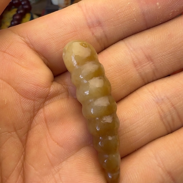 李***柒和田玉（糖玉）未镶嵌挂件和田玉的作品有很多