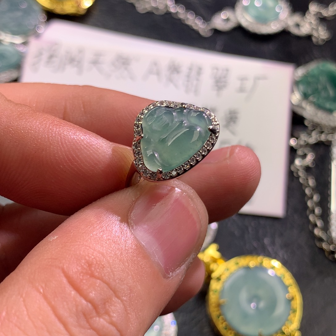 翡翠未镶嵌颈饰佛公戒指