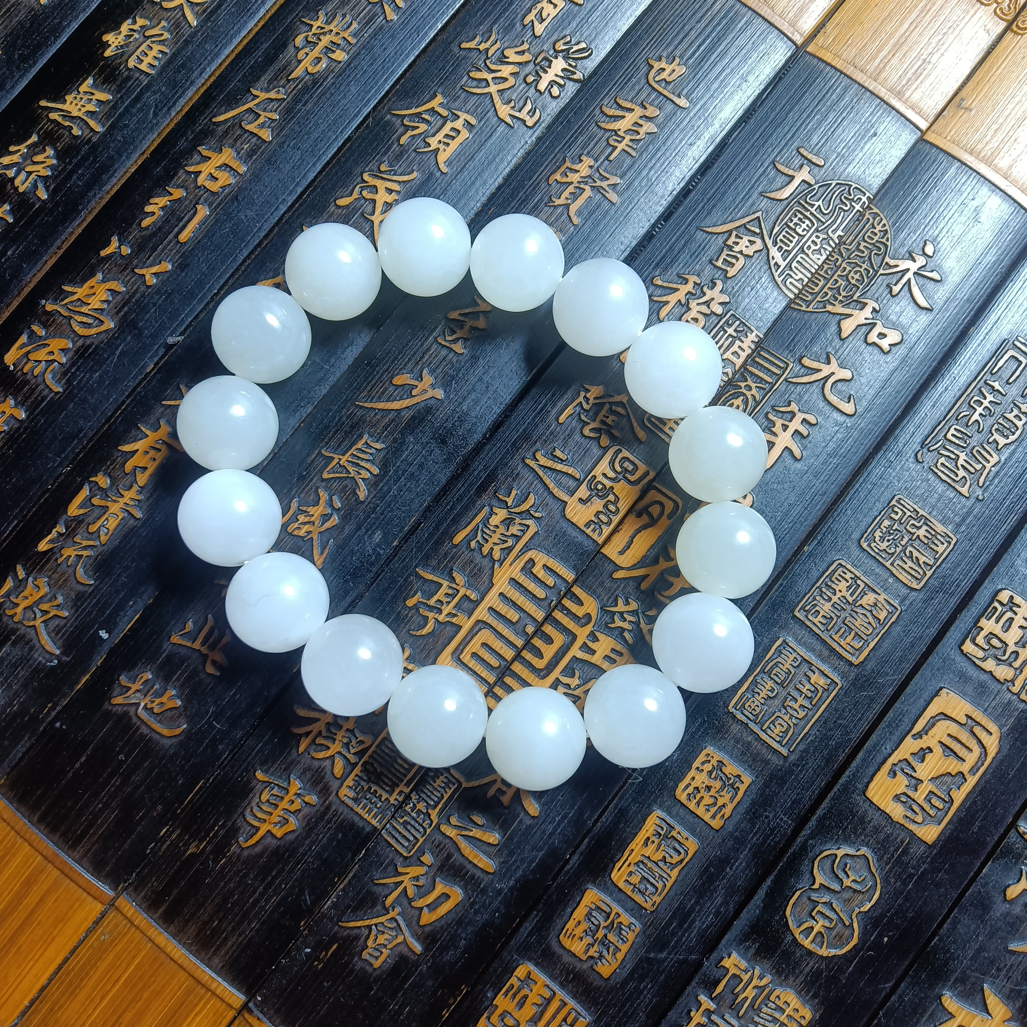 青海和田玉老料圆珠12手串，白色单圈女士玉手串时尚天然无优化