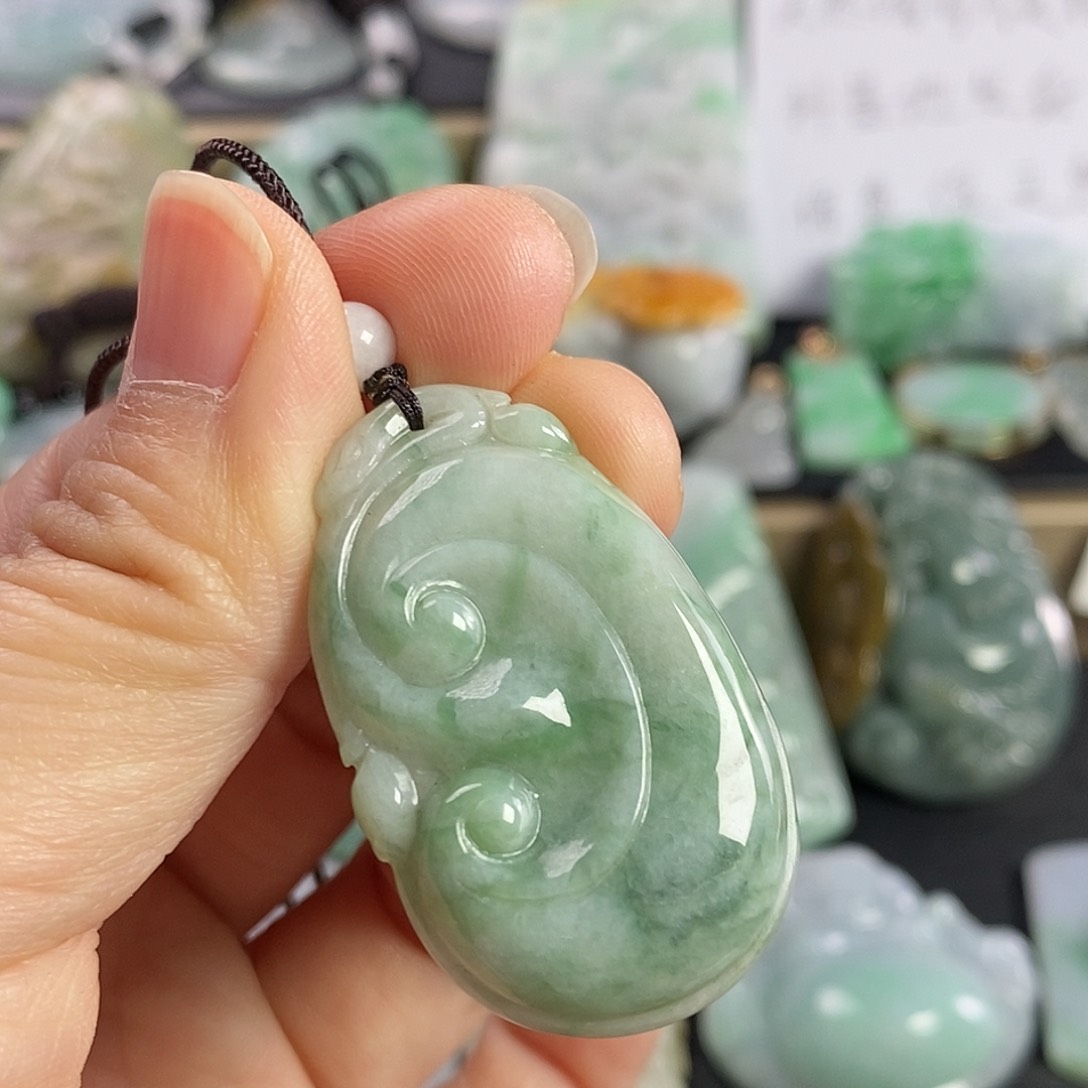 翡翠颈饰未镶嵌如意