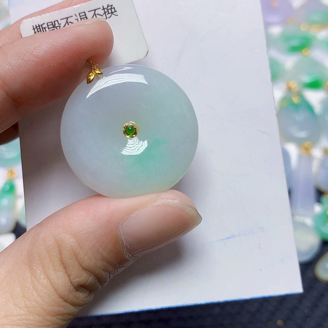 翡翠18K金镶嵌颈饰平安扣