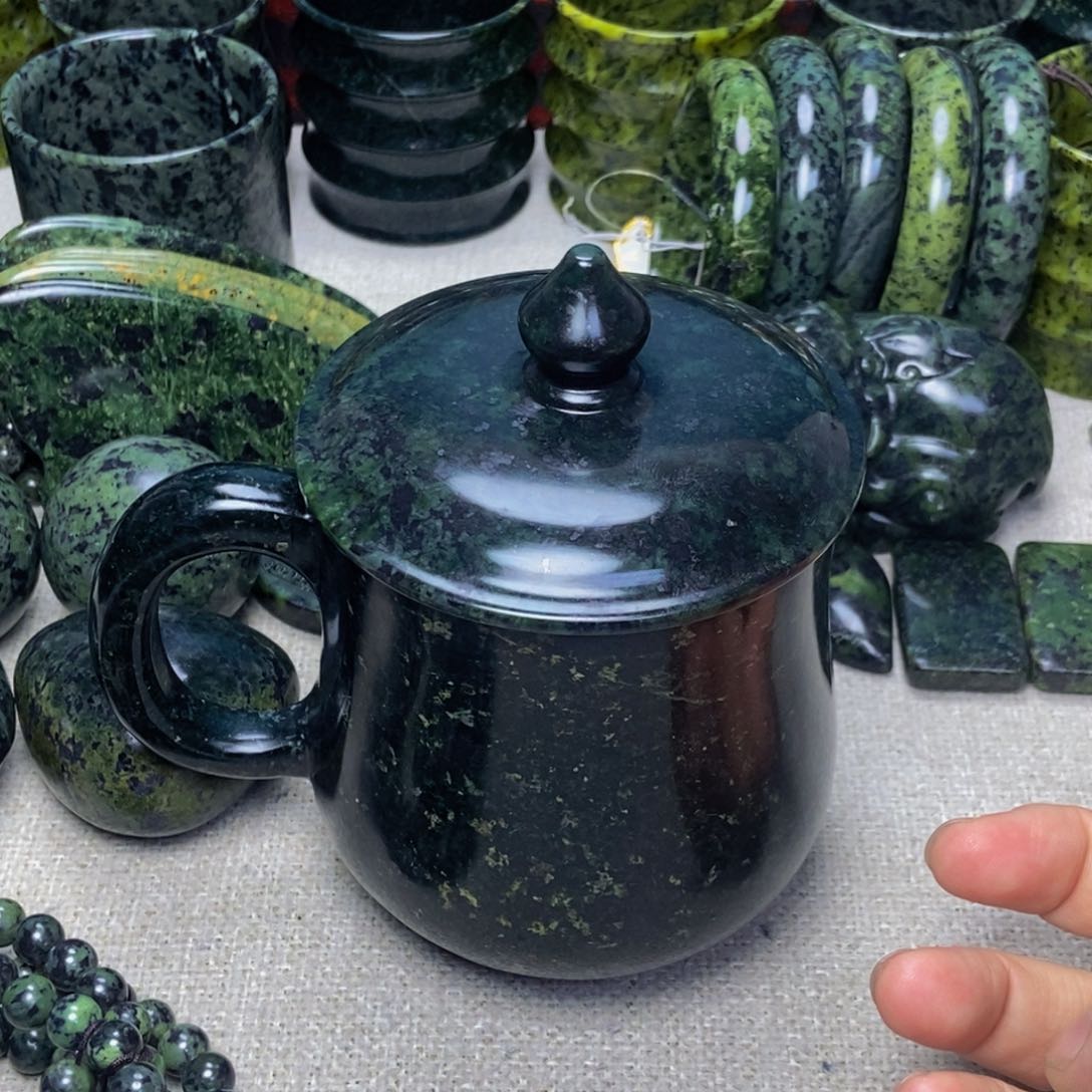 蛇纹石玉大肚杯未镶嵌随*?