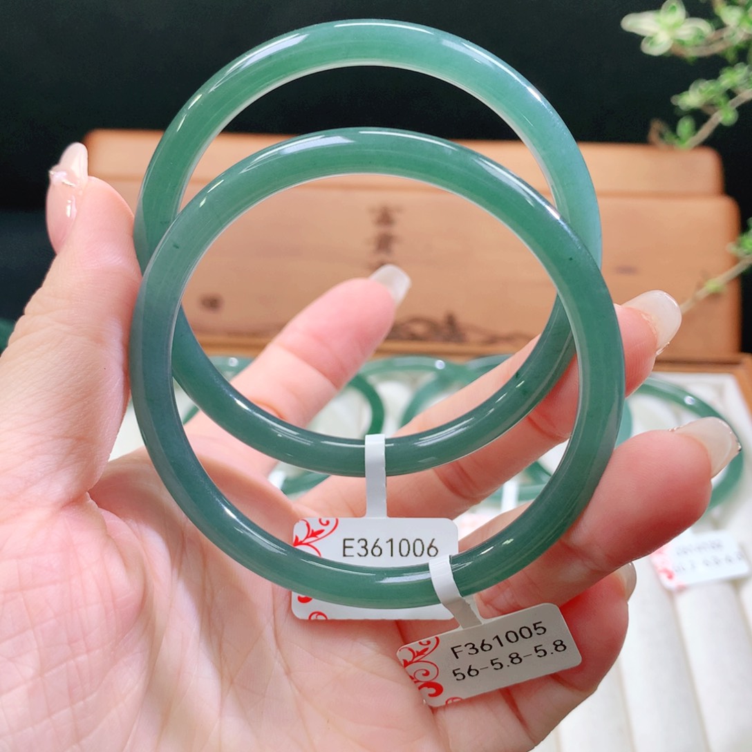 翡翠手镯未镶嵌天然