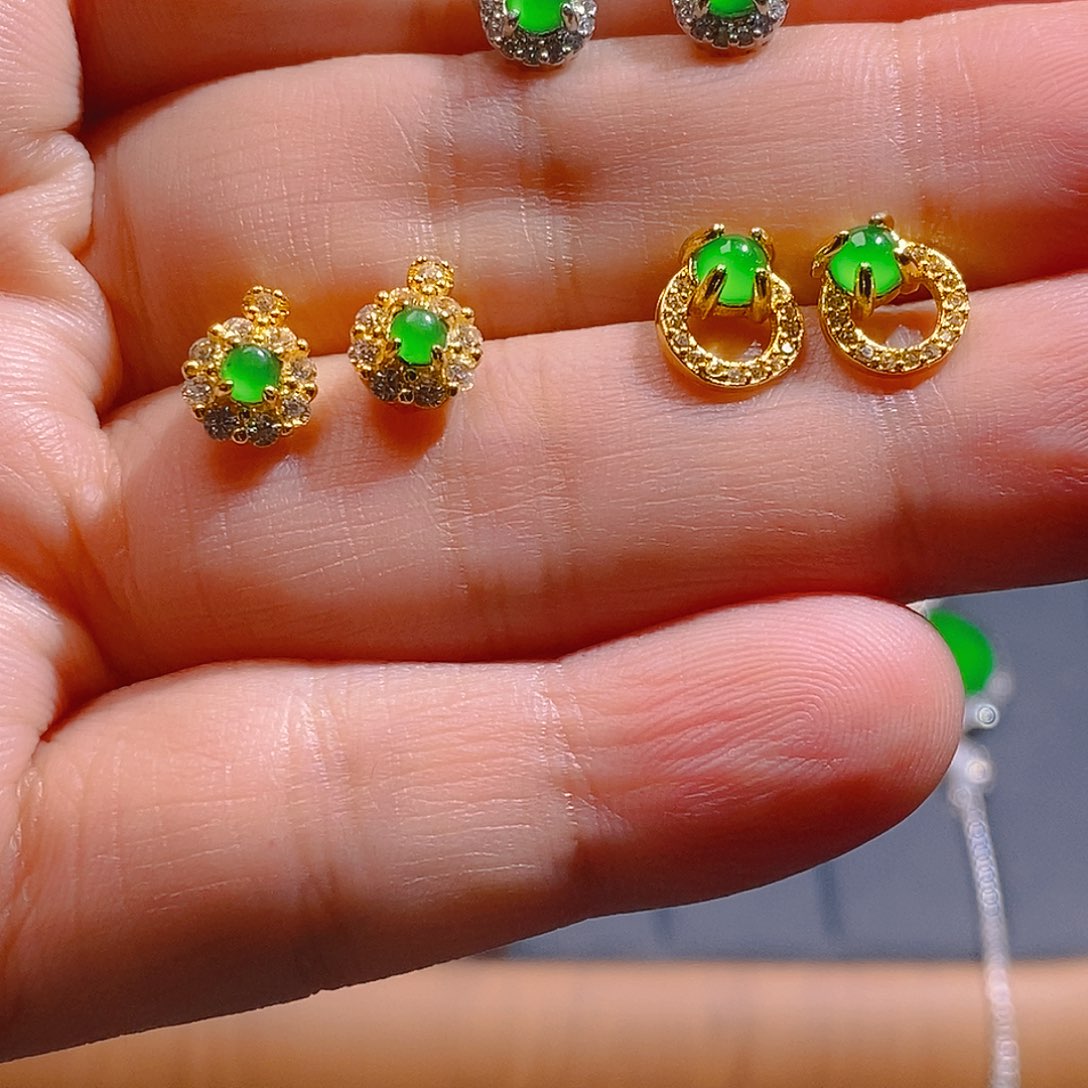 翡翠耳饰未镶嵌          