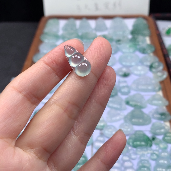 颈饰未镶嵌翡翠高冰晴底福豆