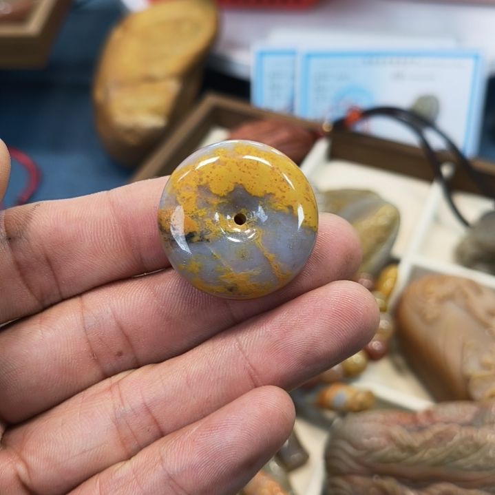 石英岩玉未镶嵌吊坠