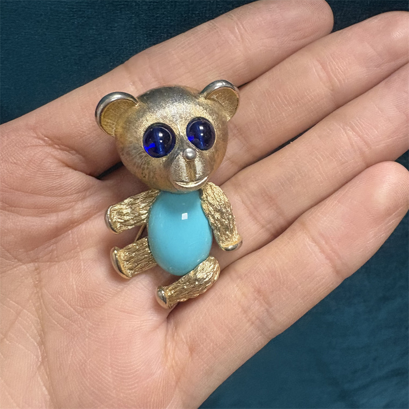 合金胸针 trifari果冻肚皮小熊胸针1-1【2071215-035】