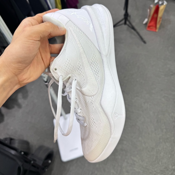 99新 NIKE/耐克 44码 99新 科比8白龙 球鞋