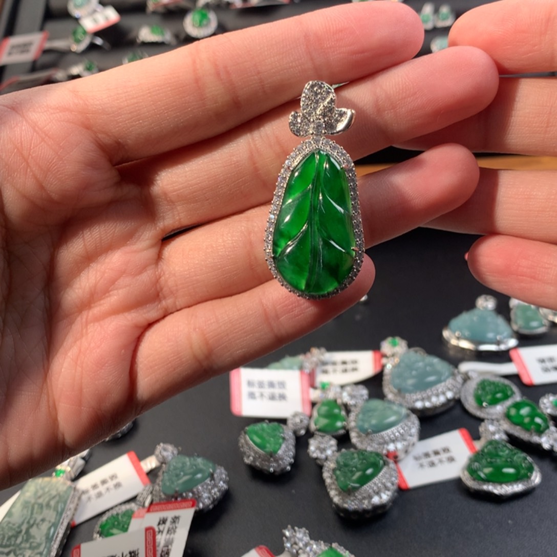 颈饰未镶嵌翡翠吊坠