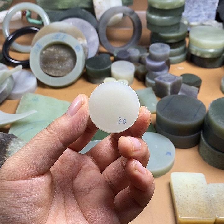 芥****和田玉（糖玉）未镶嵌珠宝半成品