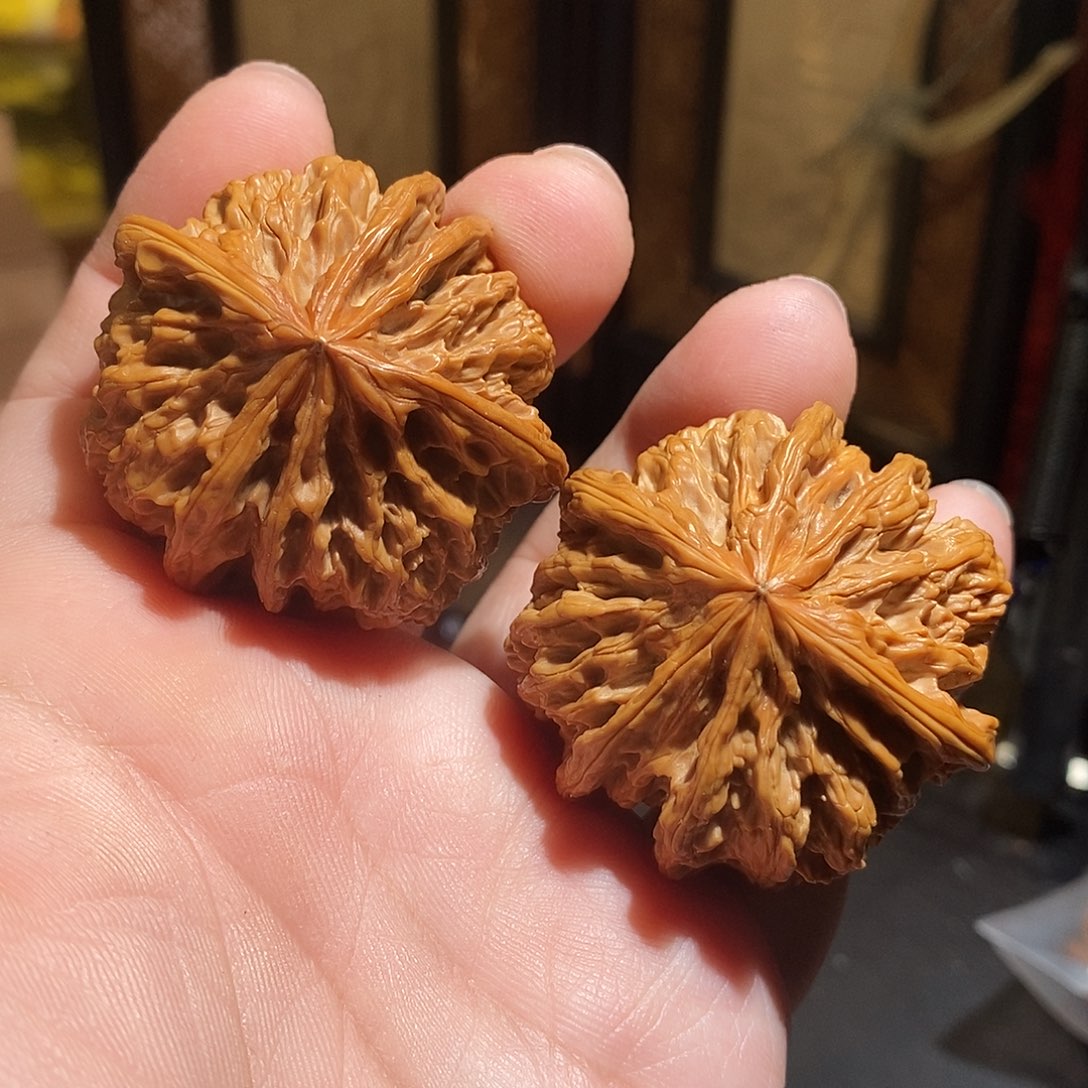 文玩核桃把件野牛六棱