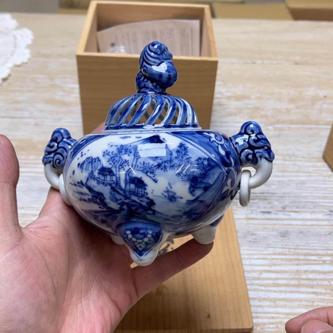 瓷片密密麻麻地排列着一个