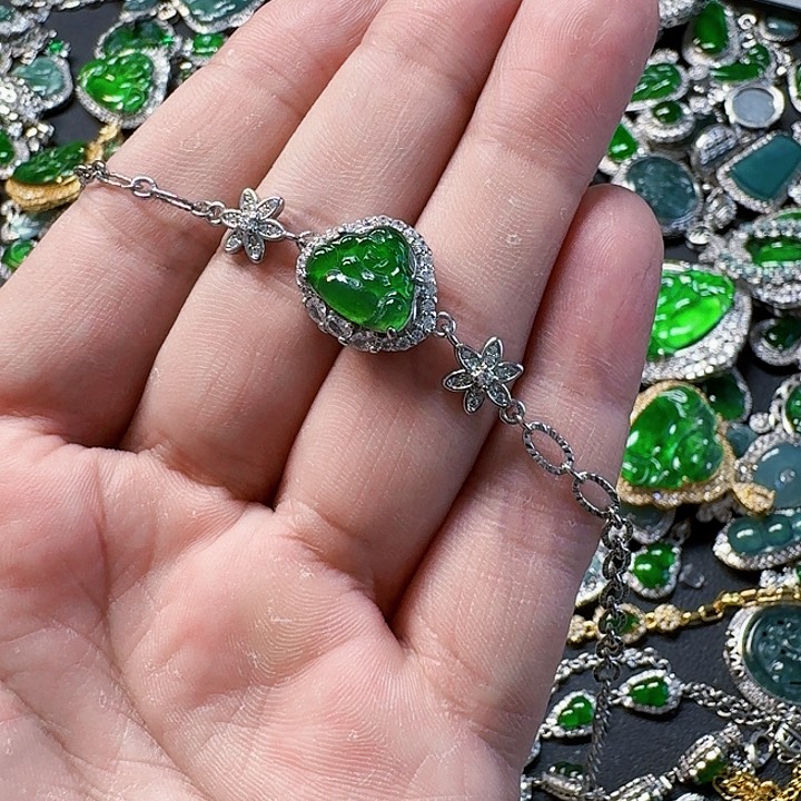 翡翠颈饰未镶嵌天然A货翡翠放漏