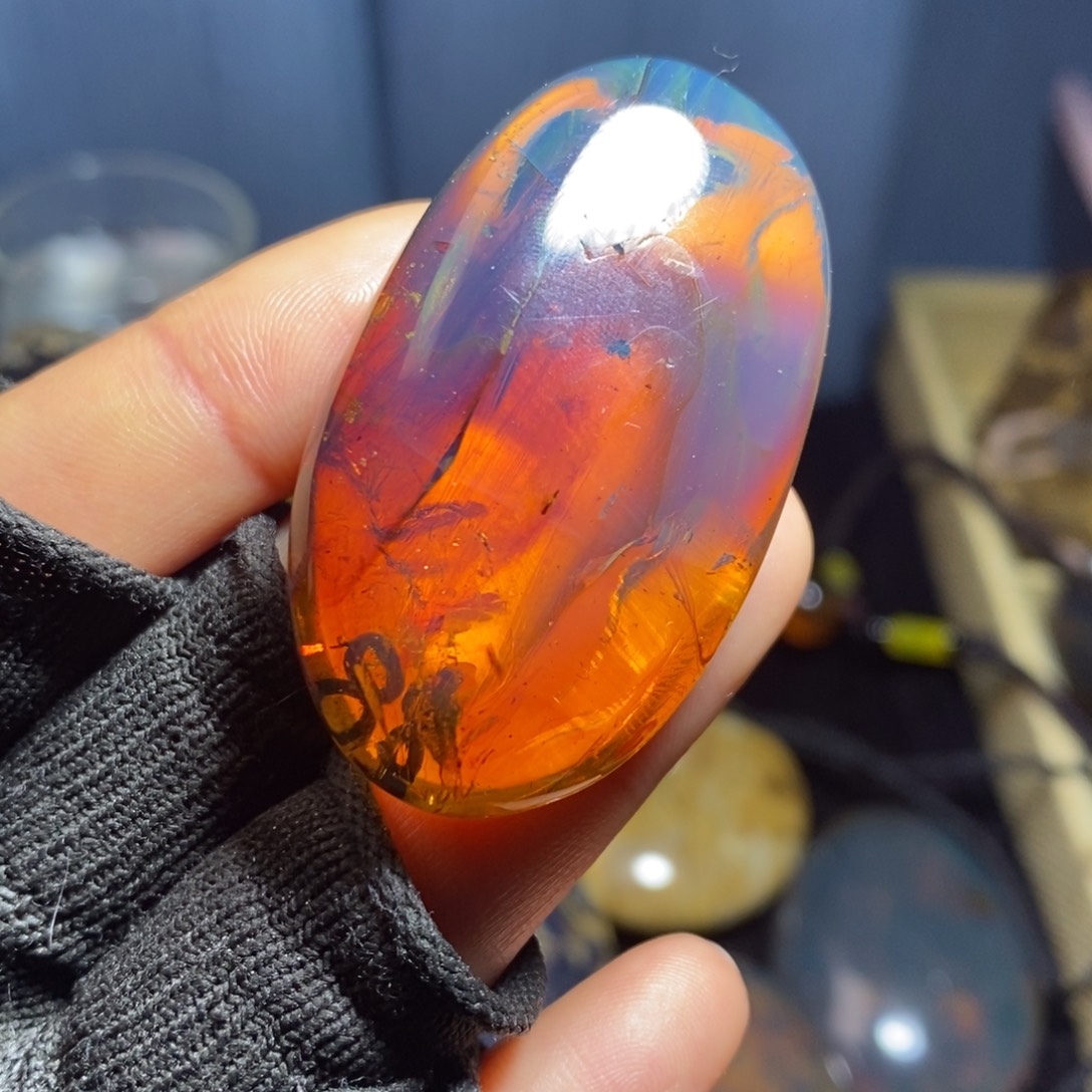 琥珀未镶嵌裸石变色龙