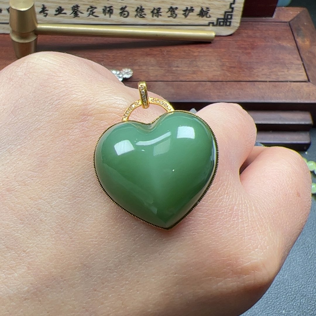 和田玉挂件18K金镶嵌