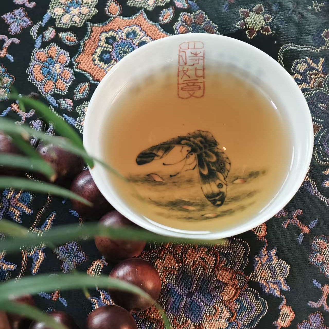 （气窑作品） 釉下五彩 蝶恋花  文人画 釉下青花 容量：60