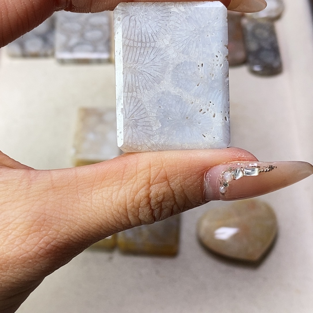 查罗石合金颈饰康**道