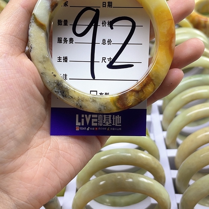 蛇纹石玉手镯合金呼**团