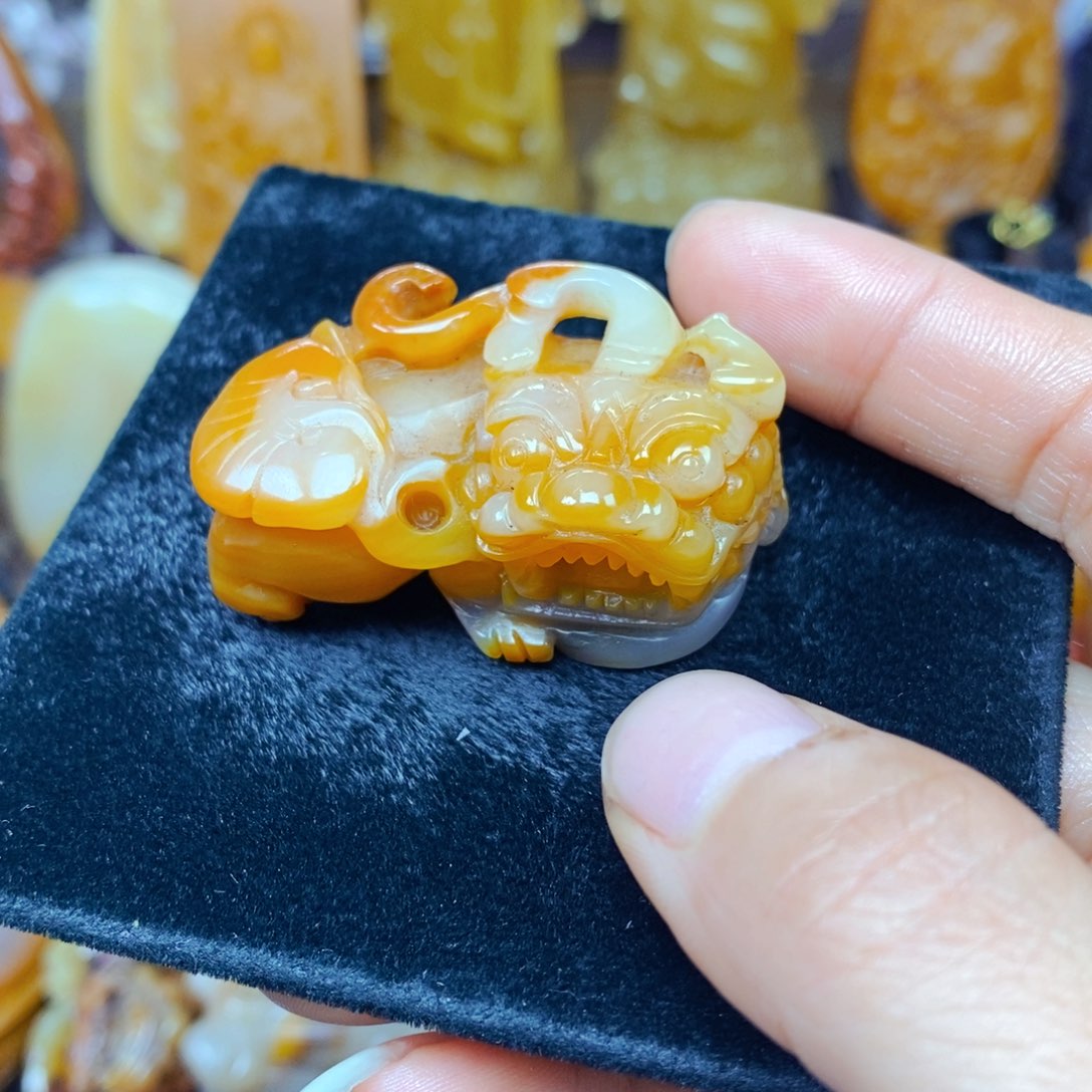 石英质玉（黄龙玉）未镶嵌颈饰