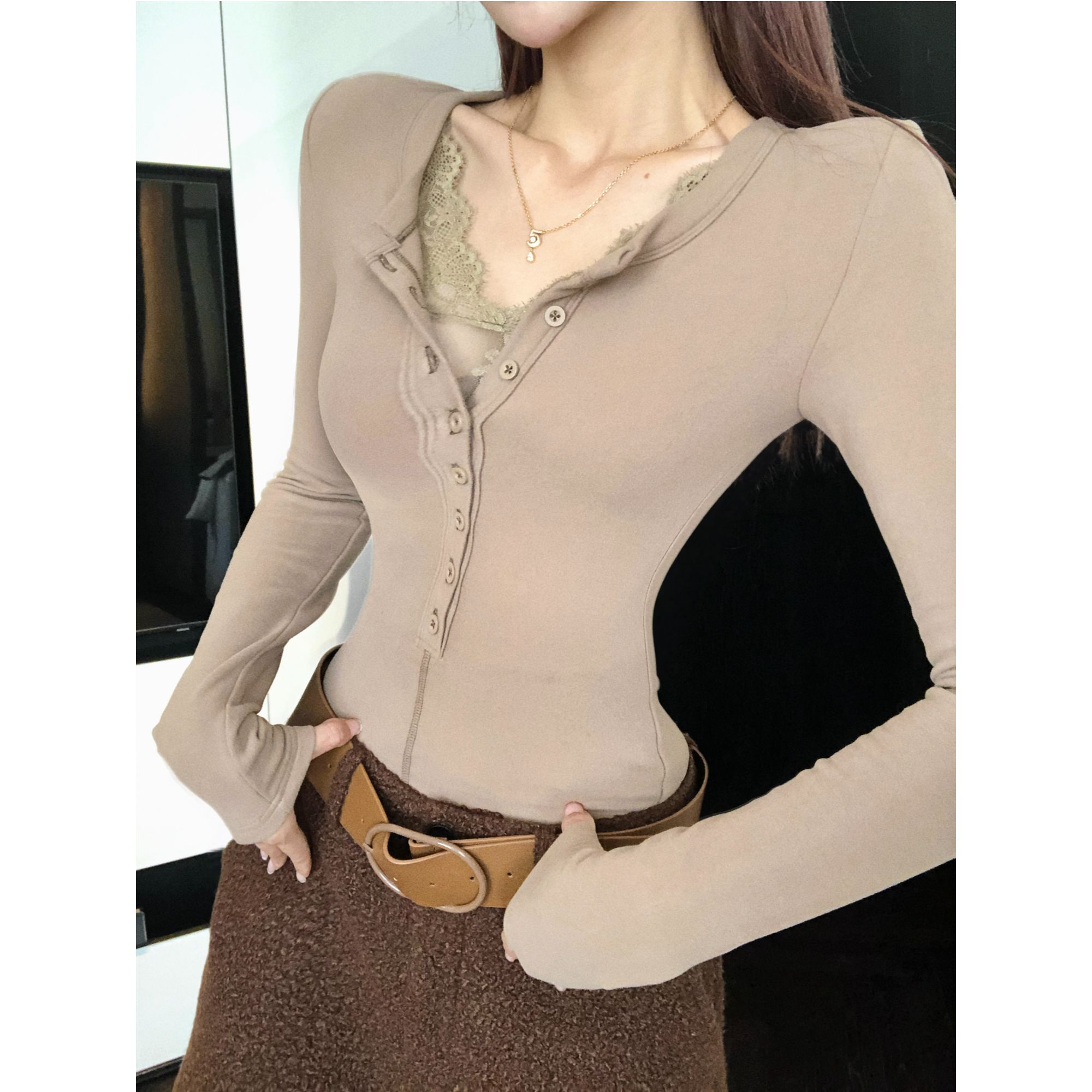 婉君Y【上班or下班蕾丝打底】秋冬纯欲蕾丝花边V领T恤LWJ25D4T4053