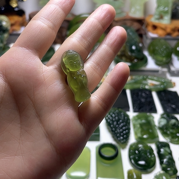 蛇纹石玉颈饰未镶嵌