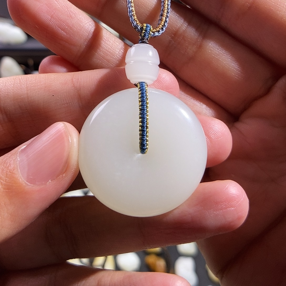 和田玉颈饰未镶嵌花****士