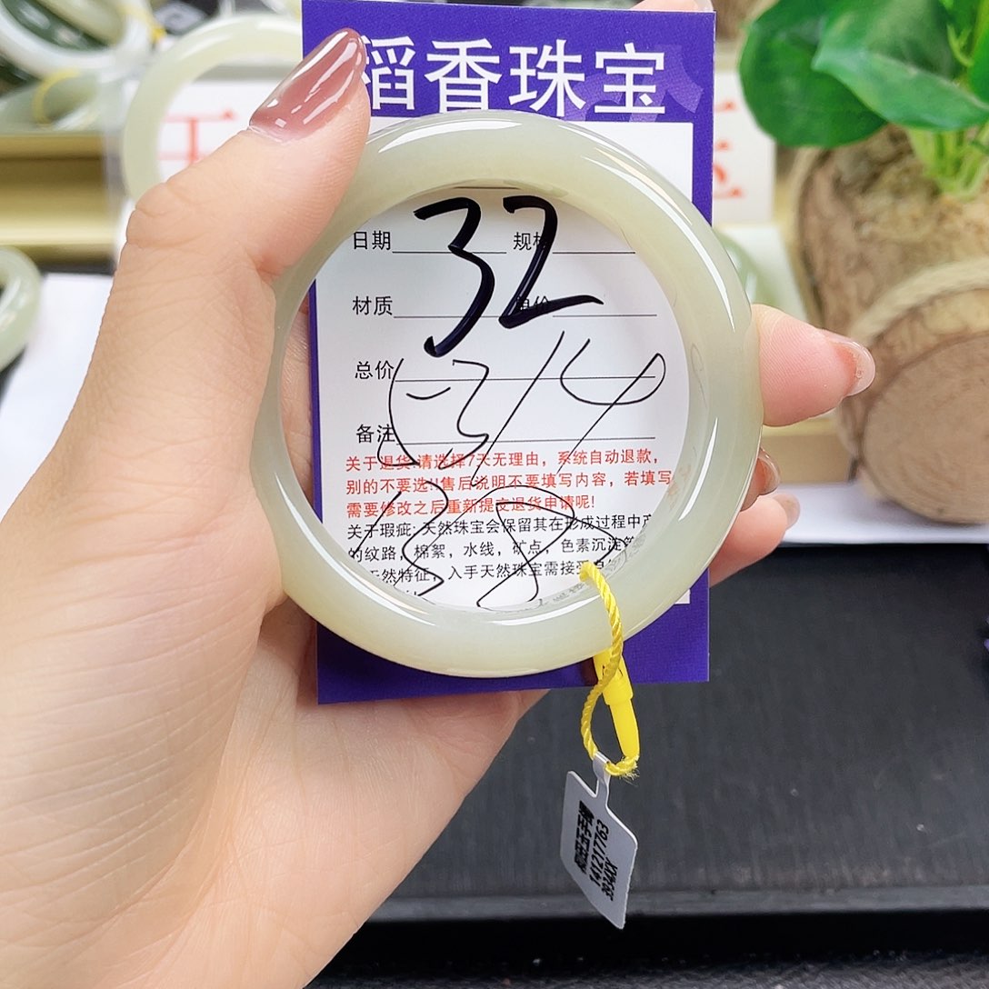 和田玉手镯未镶嵌