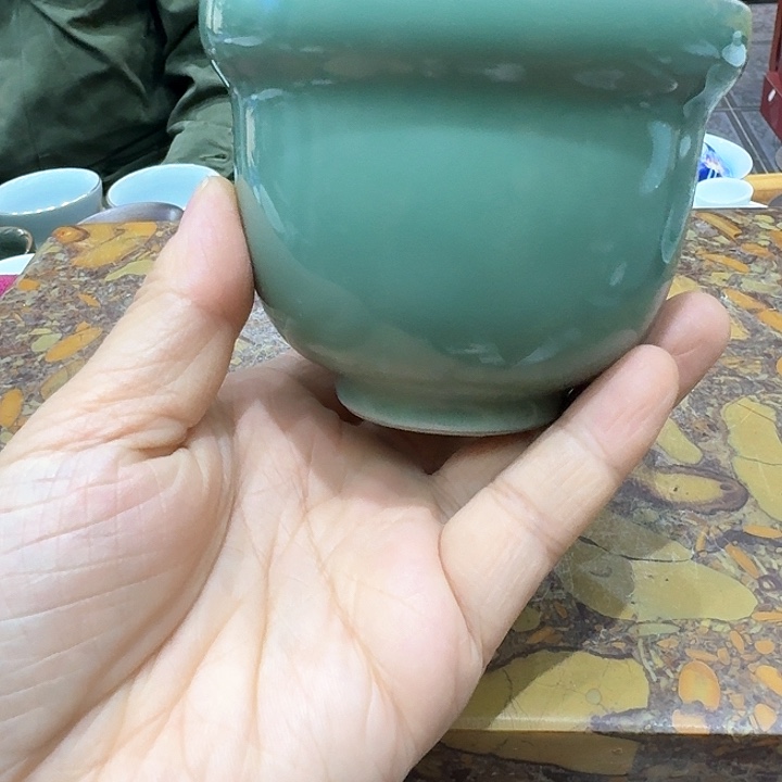 青瓷杯一个，瓷。。。。品茗