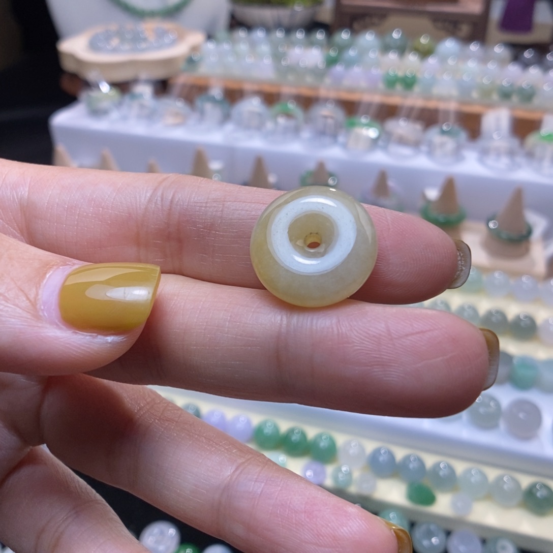 翡翠未镶嵌颈饰冰黄