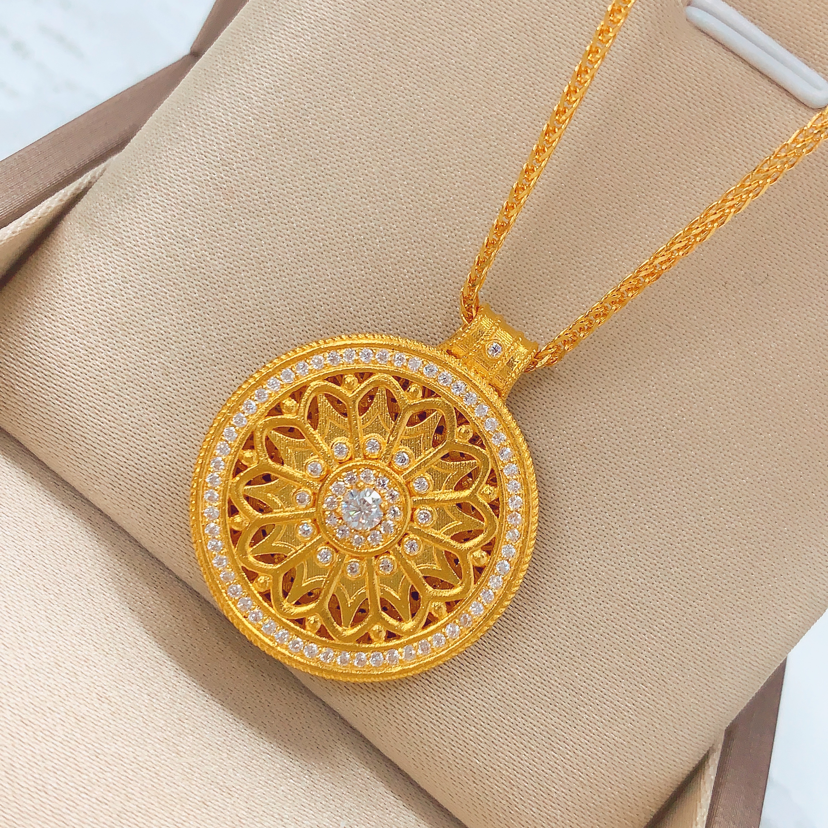 【水贝黄金】足金999古法镶嵌玫瑰花窗吊坠N300