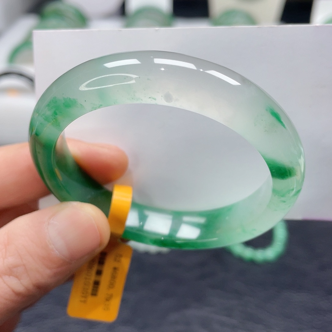 石英质玉手镯未镶嵌52圈