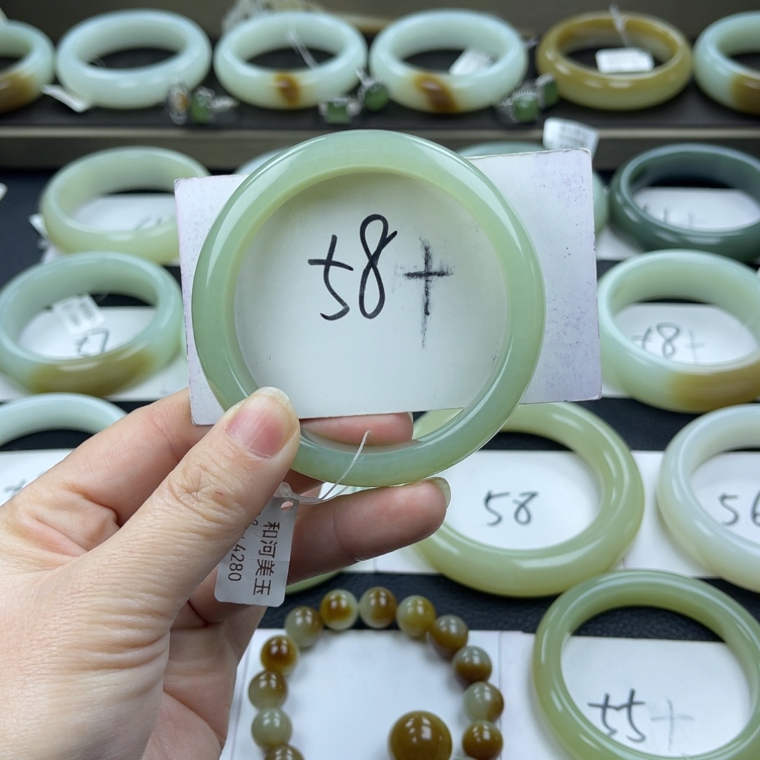 和田玉手镯未镶嵌