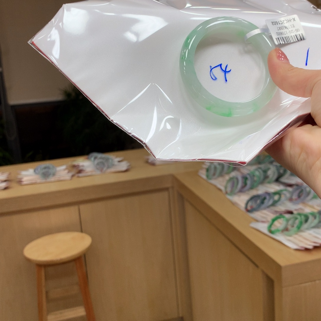 翡翠手镯未镶嵌不退不换