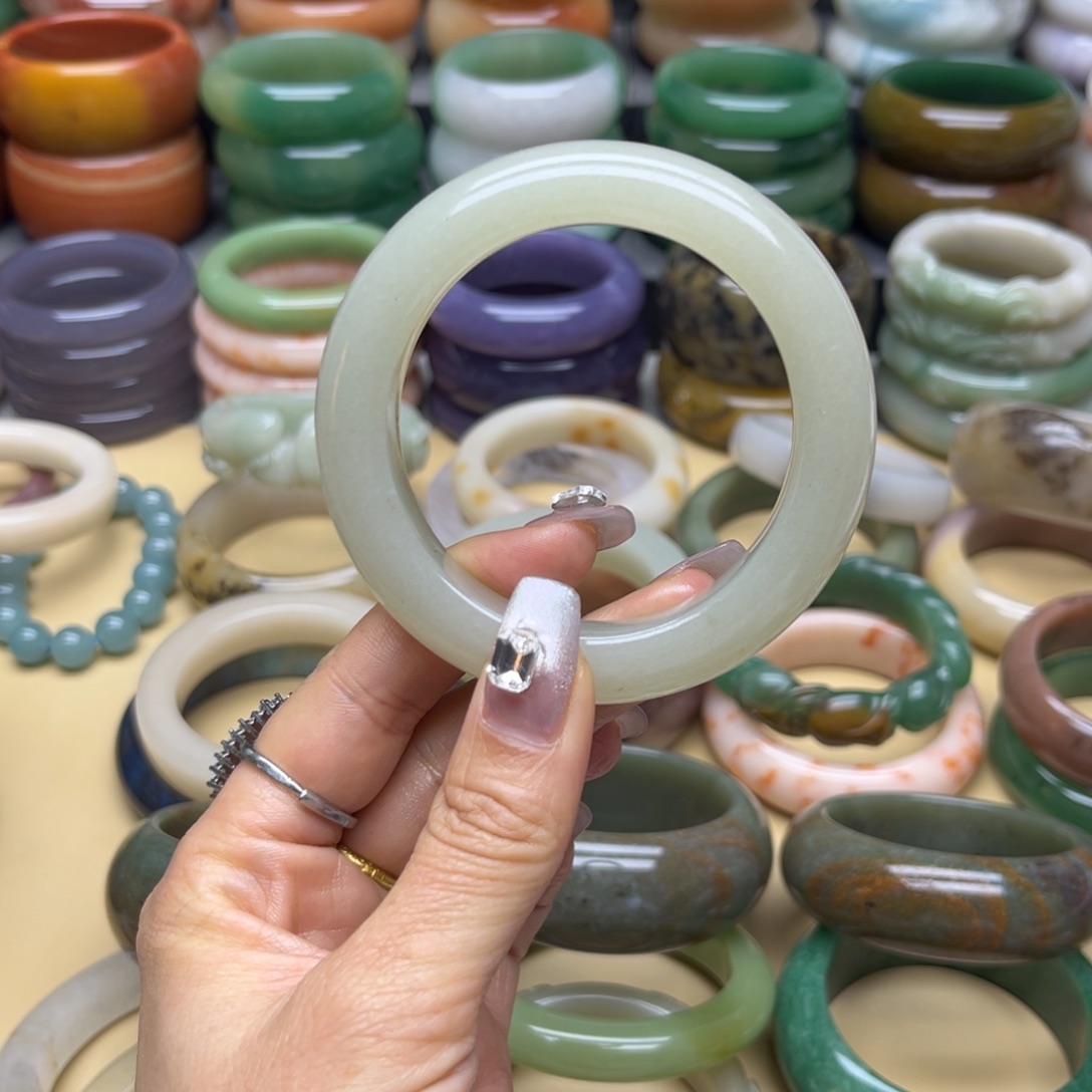 石英质玉手镯未镶嵌用****∴不退