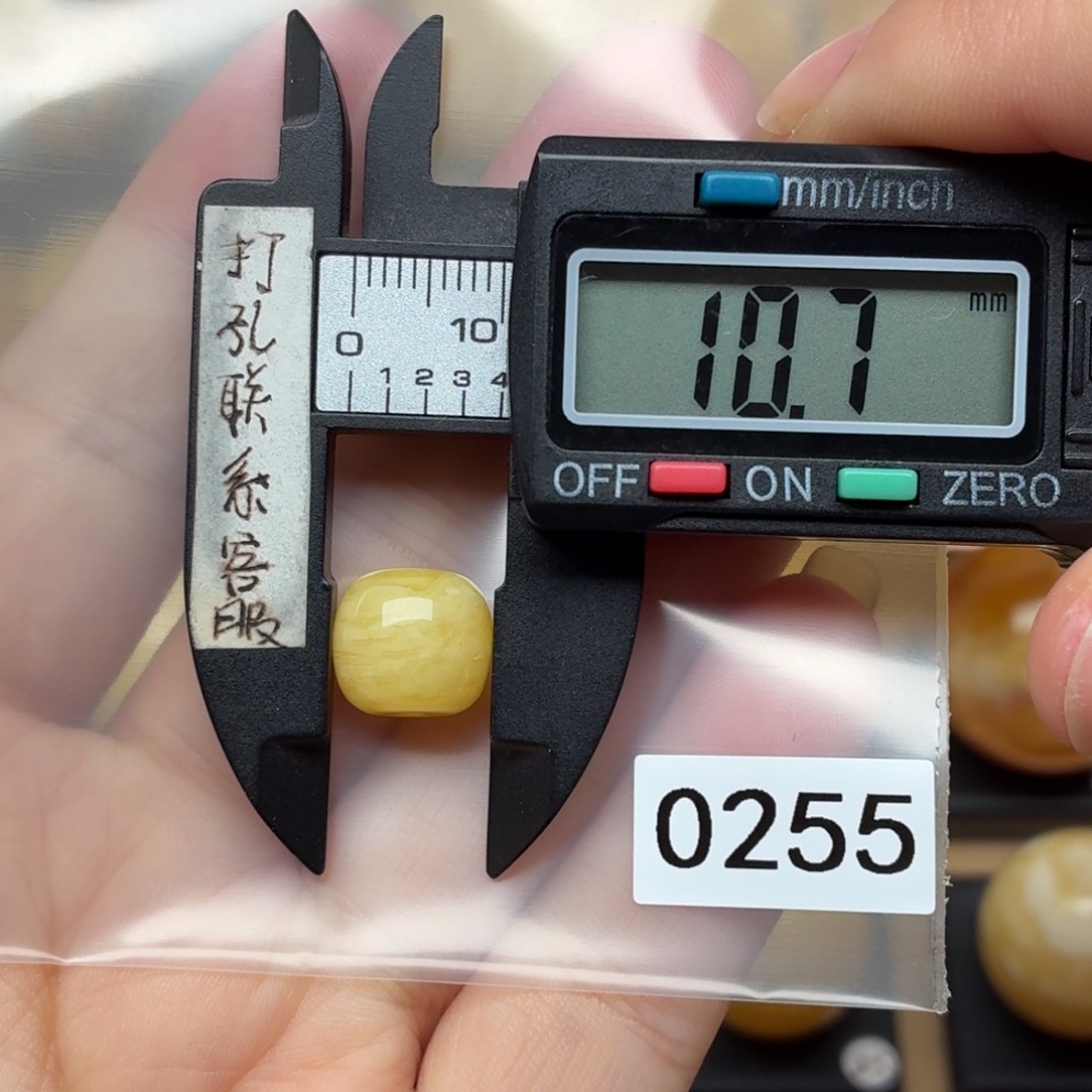 云***路琥珀未镶嵌裸石蜜蜡