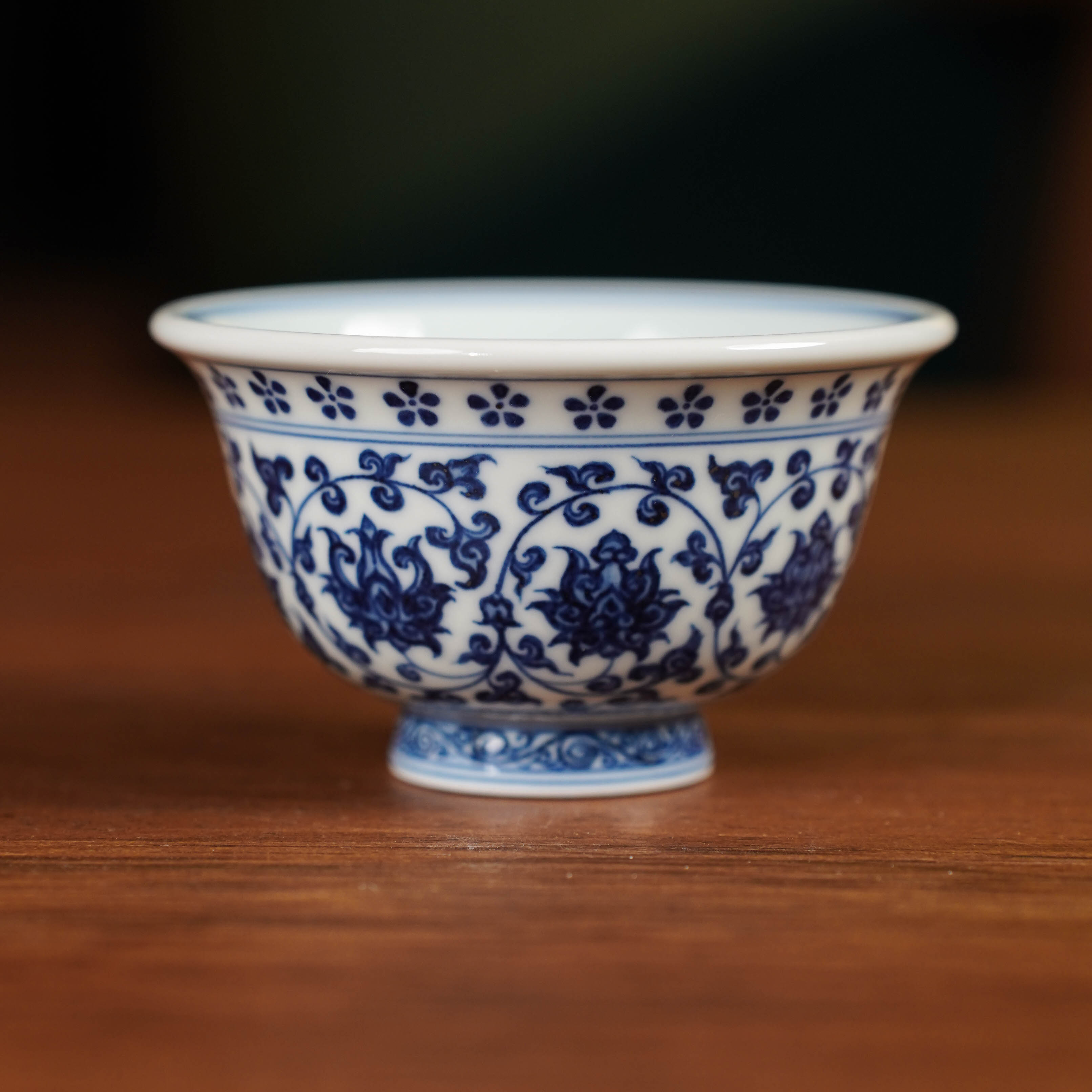 【景德镇瓷器】清玉堂手绘青花缠枝莲大号压手杯jd848
