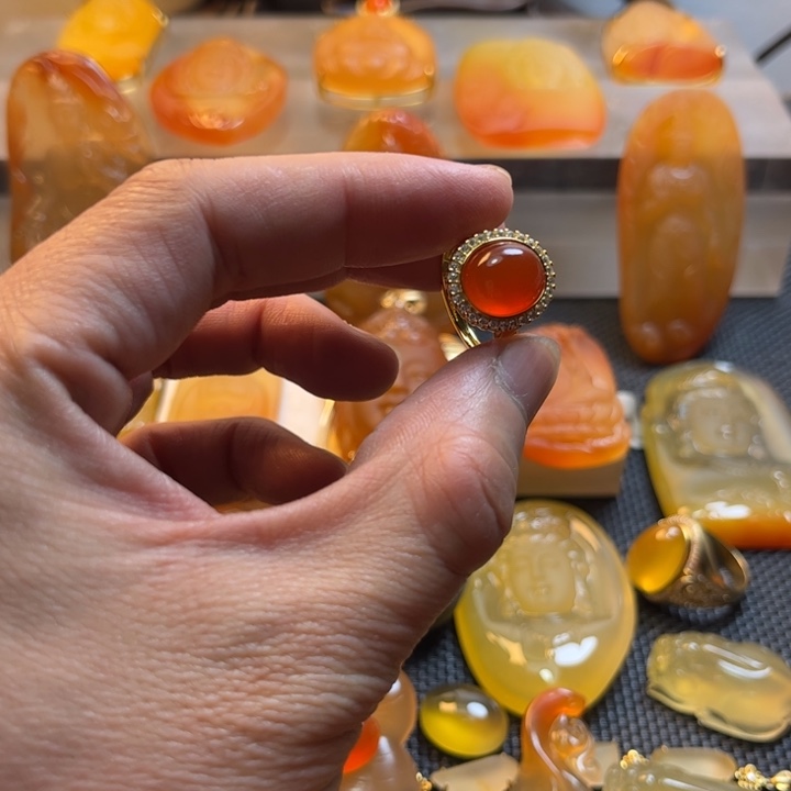 石英质玉颈饰未镶嵌龙**谜