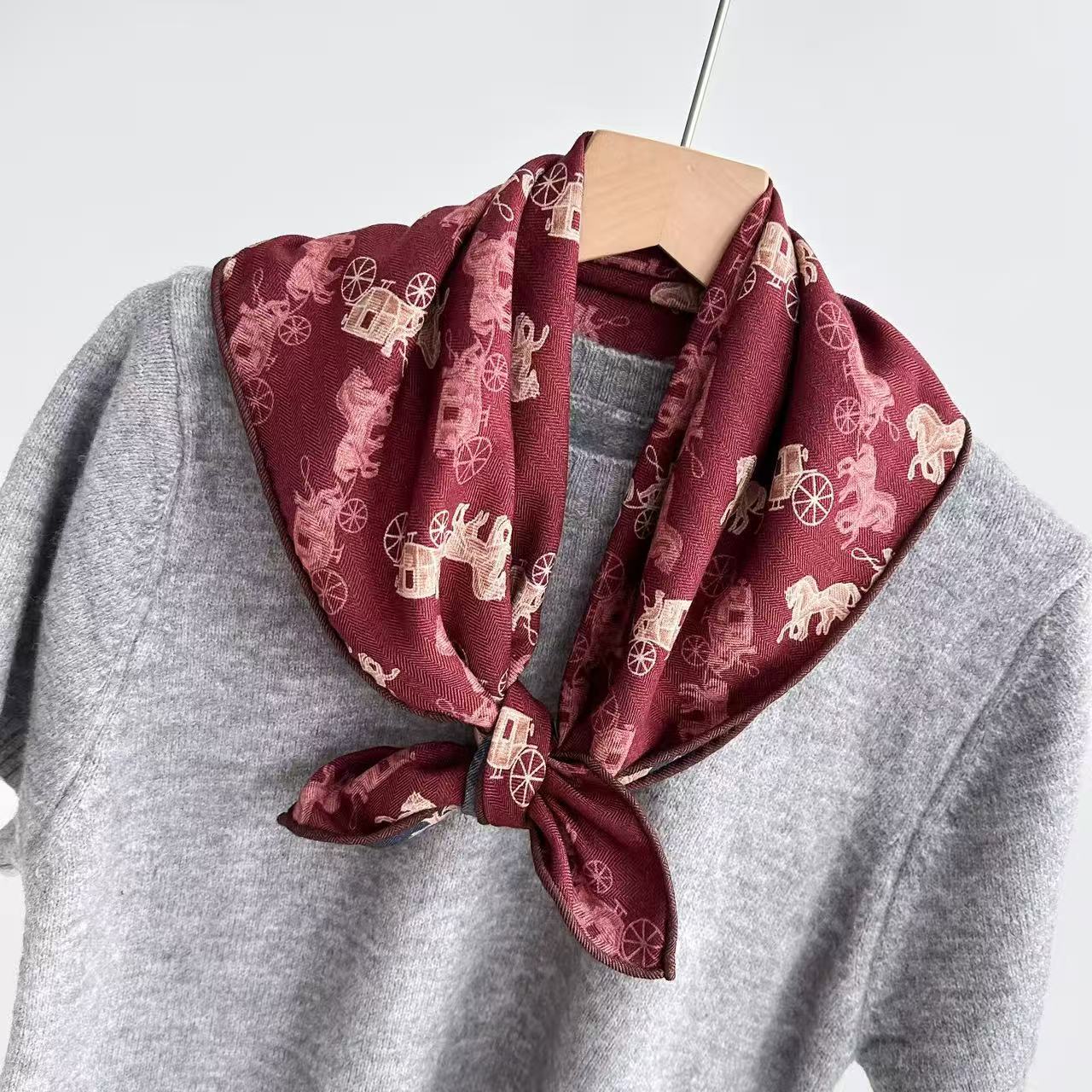 真丝羊毛双面红蓝色经典马车60方巾女士丝巾搭配围巾披肩外搭B590