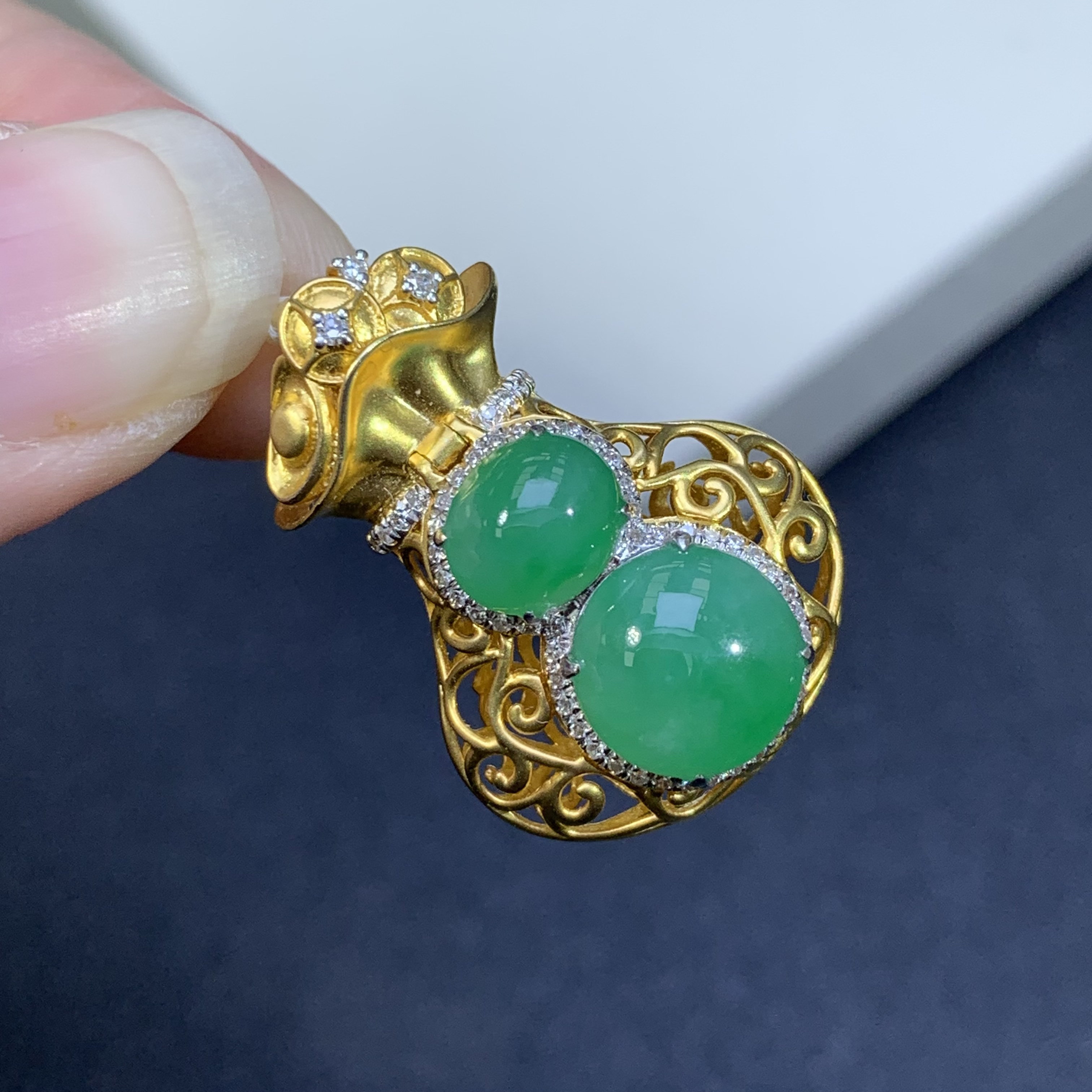 新品推荐·18k金冰阳绿蛋面钱袋子设计款翡翠玉石缅A吊坠气质轻奢