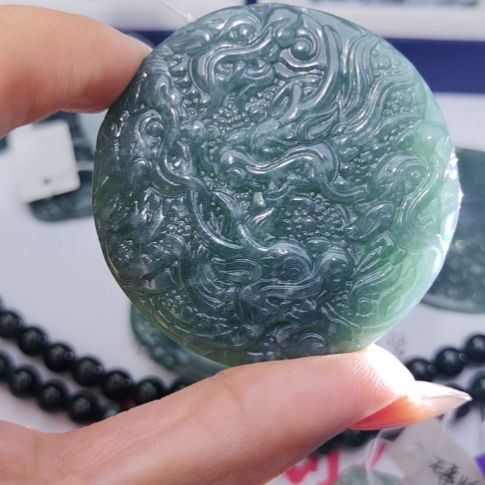 翡翠颈饰未镶嵌天然的A货翡翠