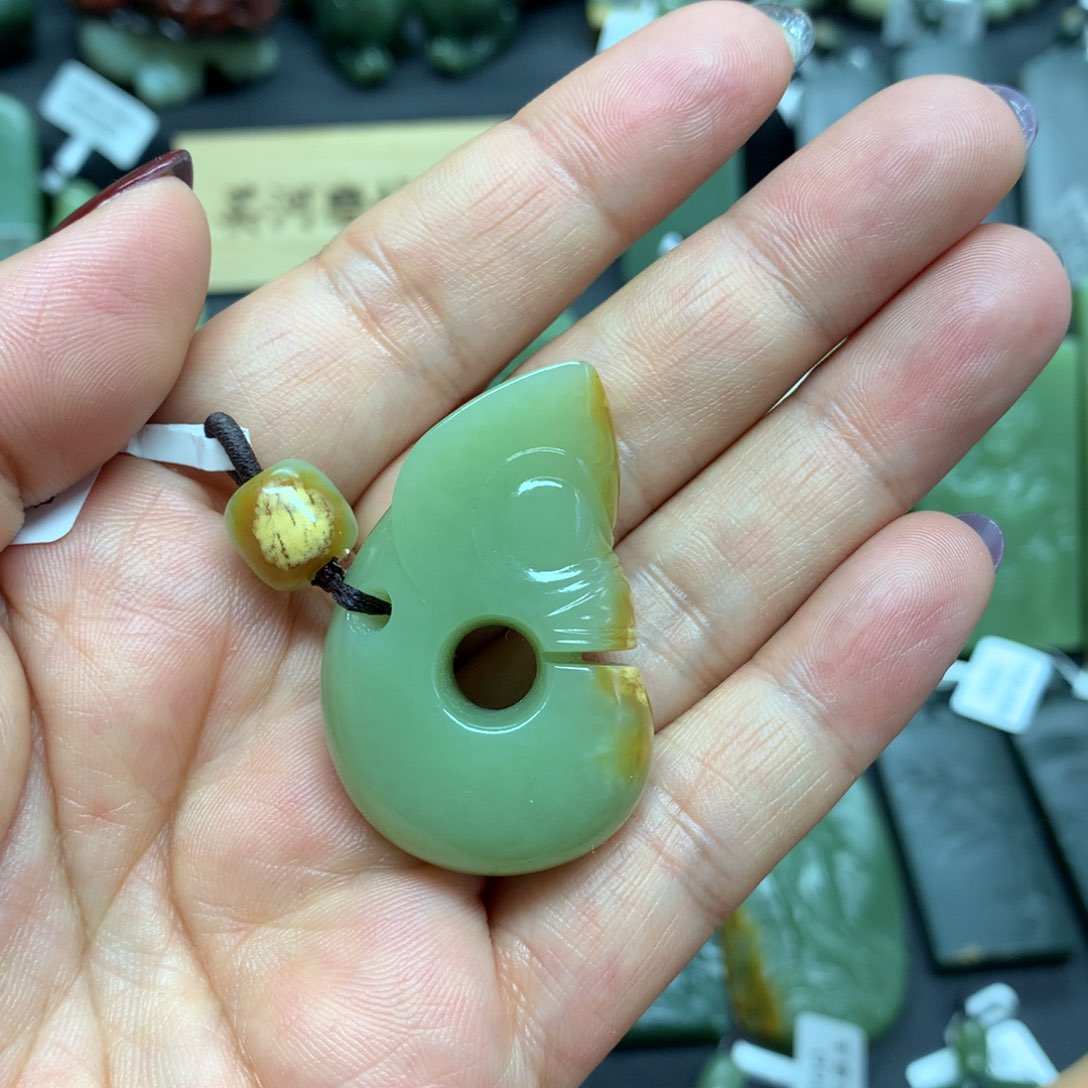 岫岩河磨玉（透闪石质玉）颈饰未镶嵌