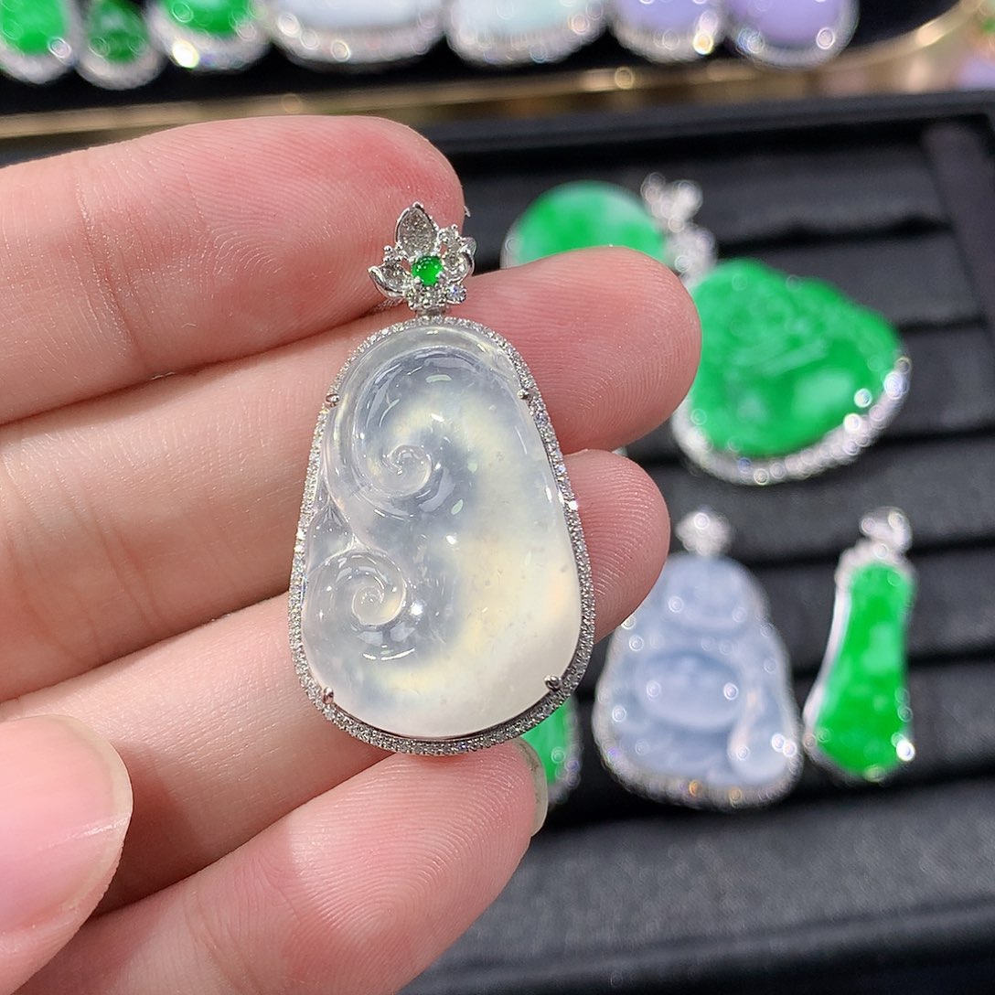 翡翠18K金镶嵌颈饰