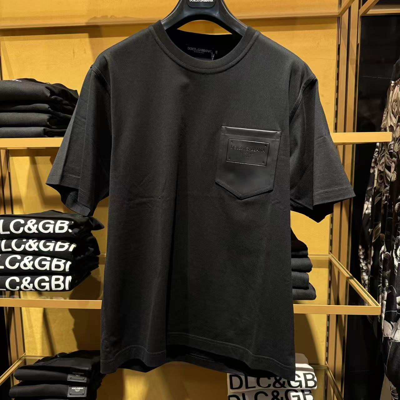 【CC在欧洲】D....G折扣款2号  新款皮标黑T恤