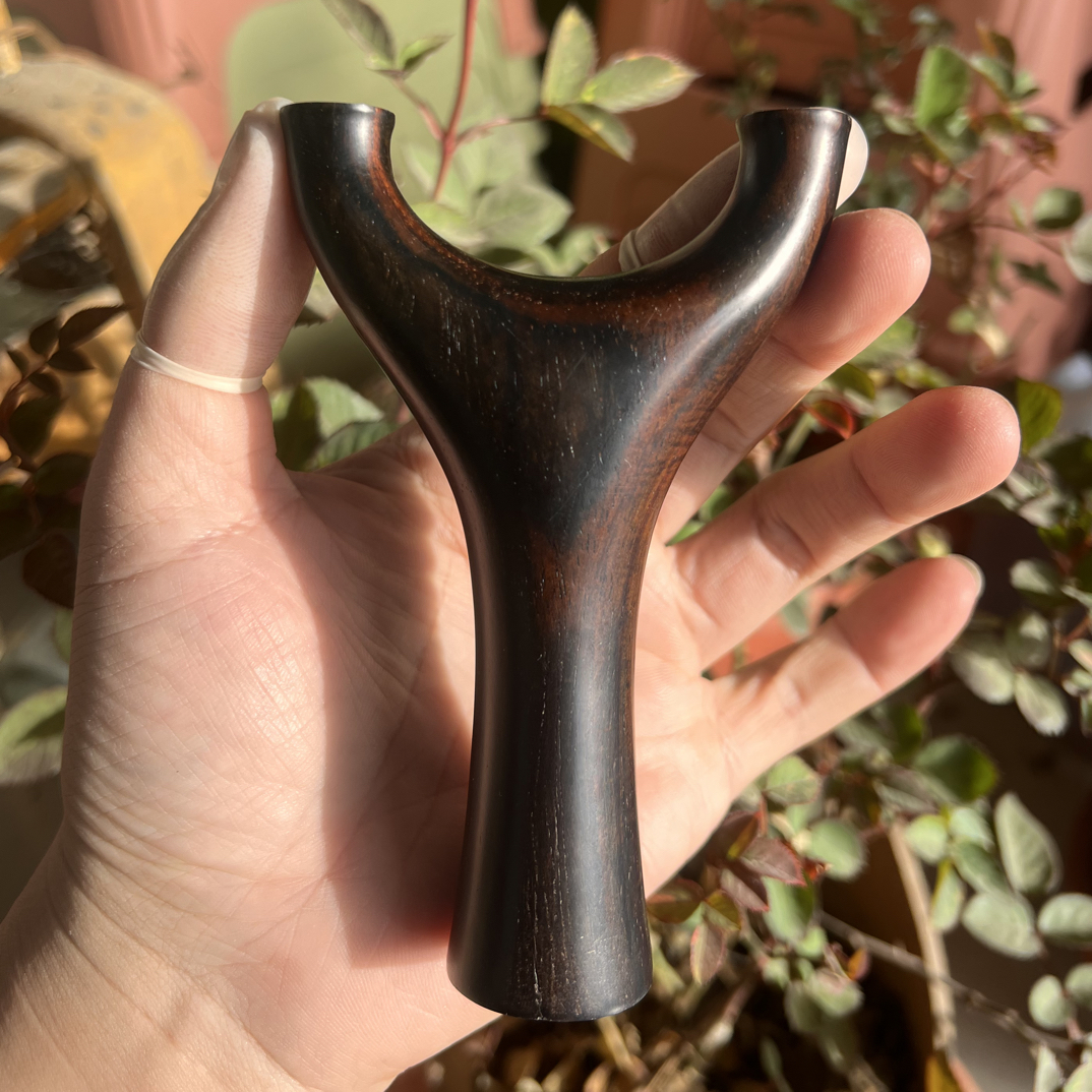 大红酸枝，实木直板飞虎弹弓，尺寸8016，弓高125，握把底部有微瑕疵