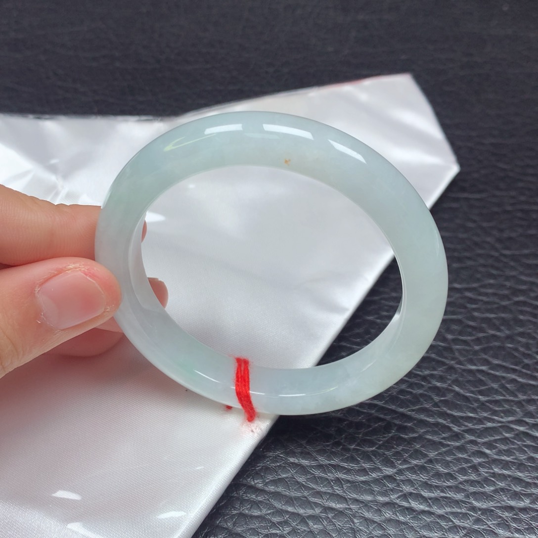 翡翠手镯未镶嵌。